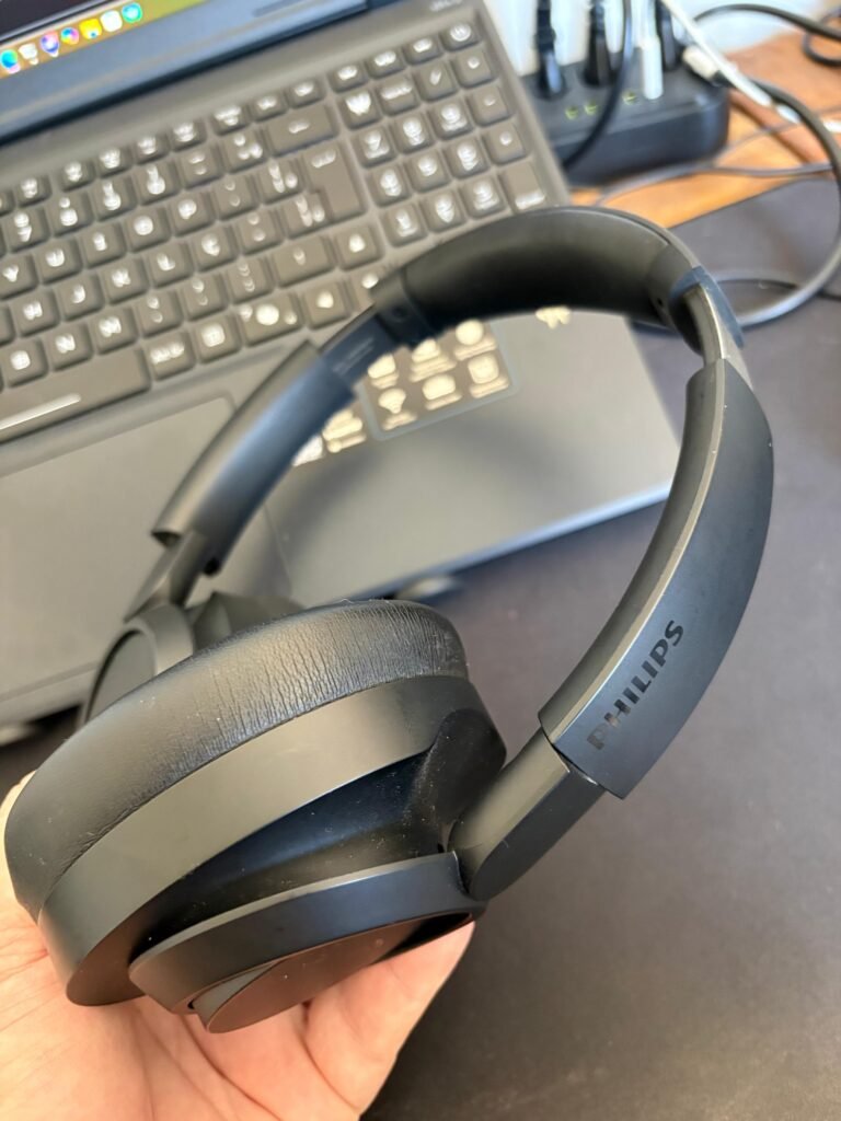 Autor segurando o Philips TAH6509, review pessoal do headphone ANC